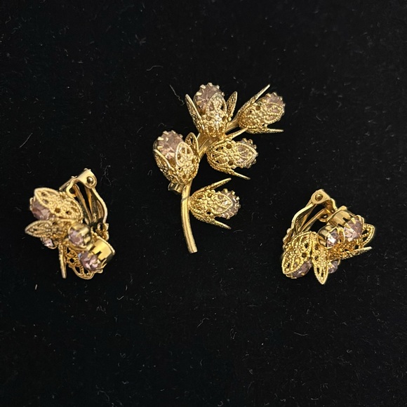 Gold Tone Floral Brooch Clip Earrings Set Rhinestone Filigree VTG Demi-Parure - Picture 12 of 12